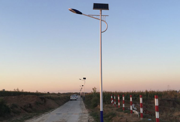 新5米新農(nóng)村led太陽能路燈價格